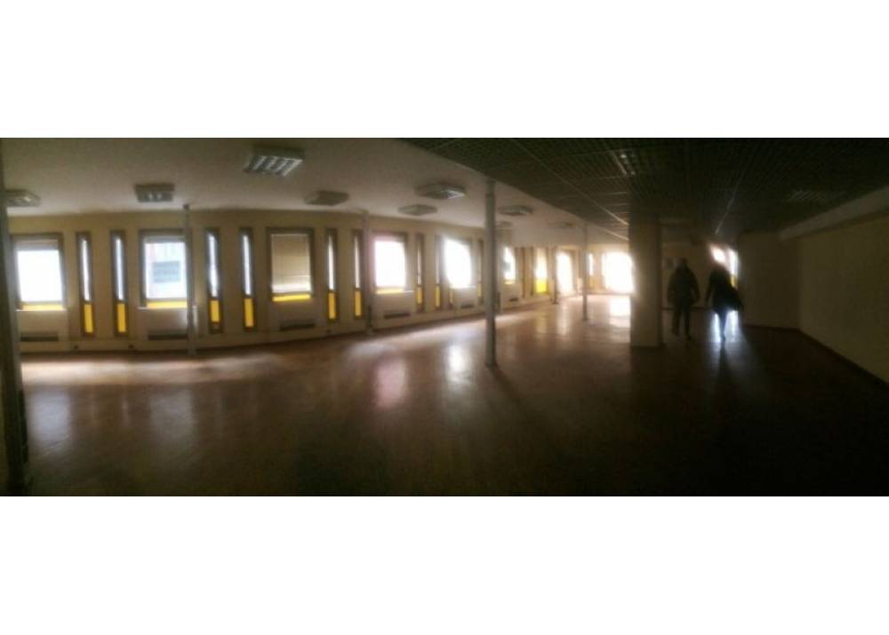 Affitto Locale Commerciale a Parma monolocale Parma centro - Stazione di 1700 mq