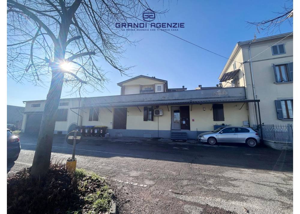 Vendita Locale Commerciale a Sant`Ilario D`enza monolocale  di 220 mq