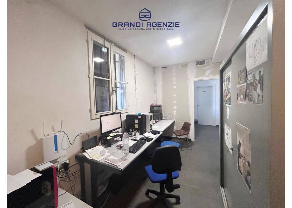 Vendita Locale Commerciale a Sant`Ilario D`enza monolocale  di 220 mq