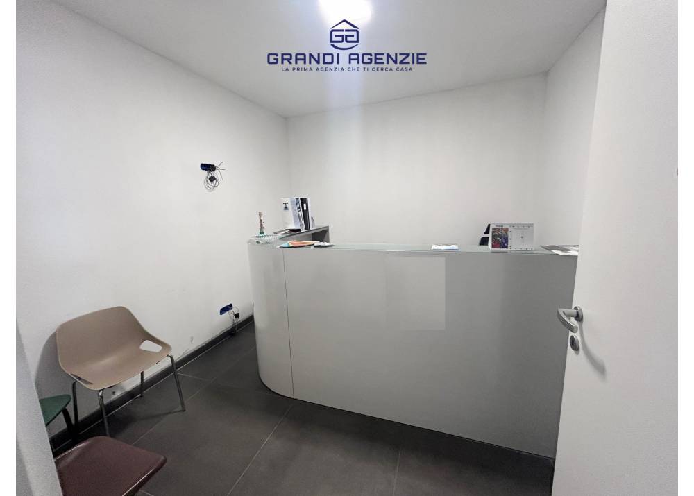 Vendita Locale Commerciale a Sant`Ilario D`enza monolocale  di 220 mq