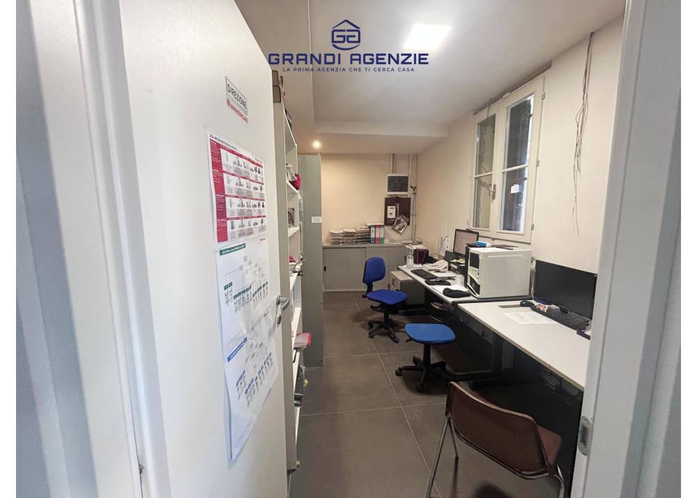 Vendita Locale Commerciale a Sant`Ilario D`enza monolocale  di 220 mq