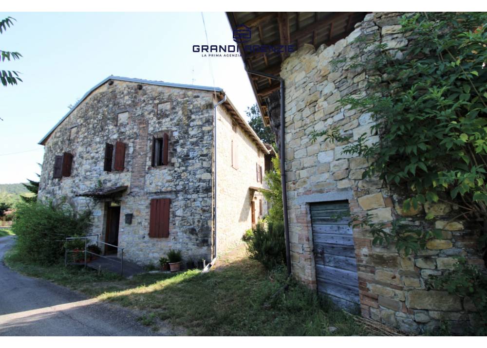 Vendita Casa Indipendente a Vernasca quadrilocale  di 200 mq
