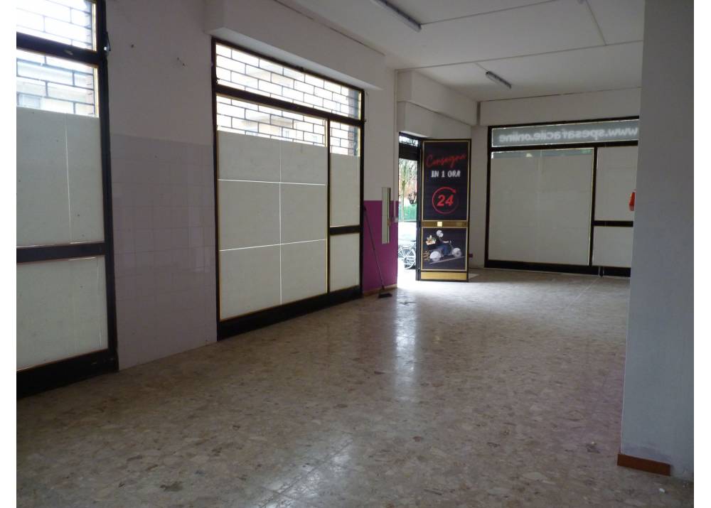 Vendita Negozio a Parma monolocale  di 82 mq