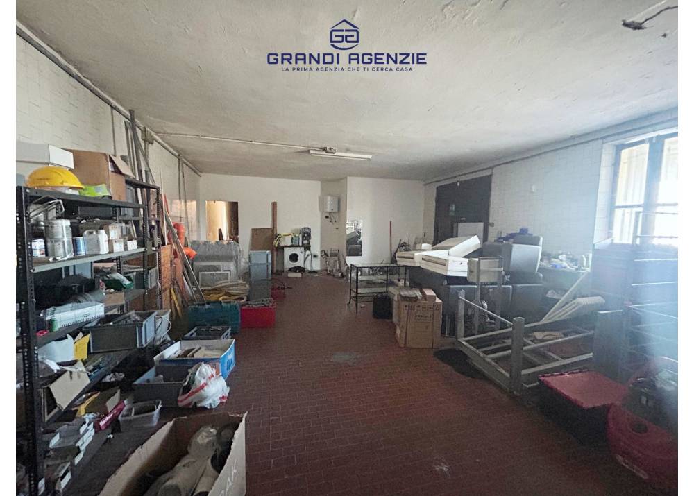 Vendita Locale Commerciale a Sant`Ilario D`enza monolocale  di 220 mq
