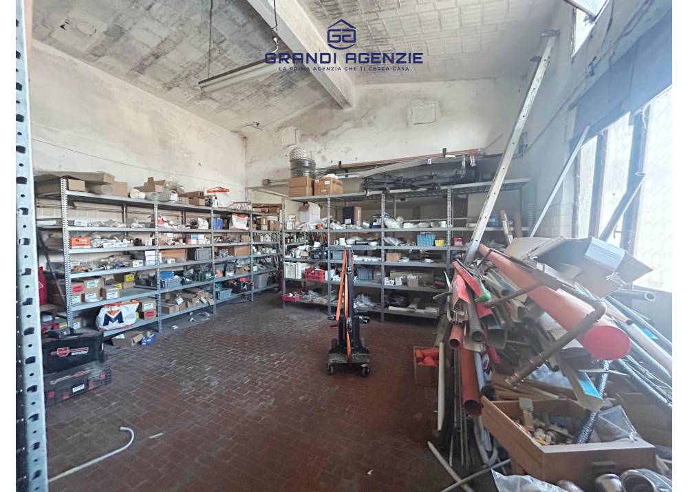 Vendita Locale Commerciale a Sant`Ilario D`enza monolocale  di 220 mq