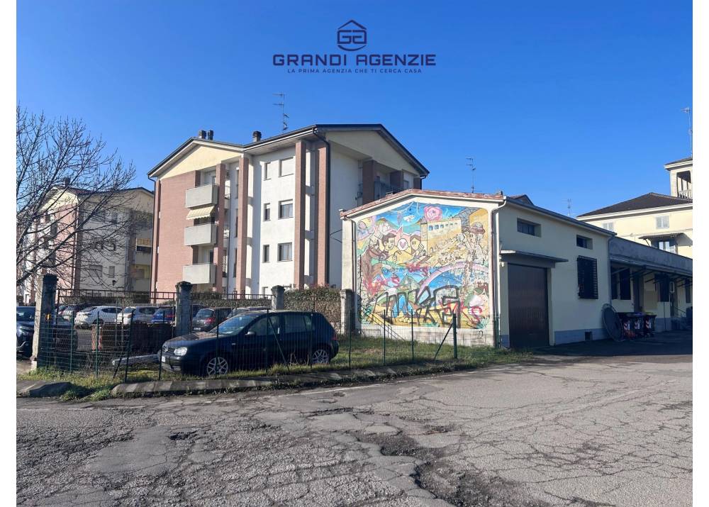 Vendita Locale Commerciale a Sant`Ilario D`enza monolocale  di 220 mq