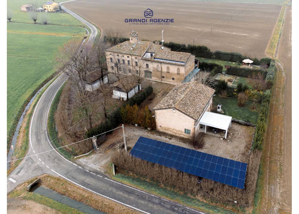 Vendita Intera palazzina a Soragna monolocale  di 1274 mq