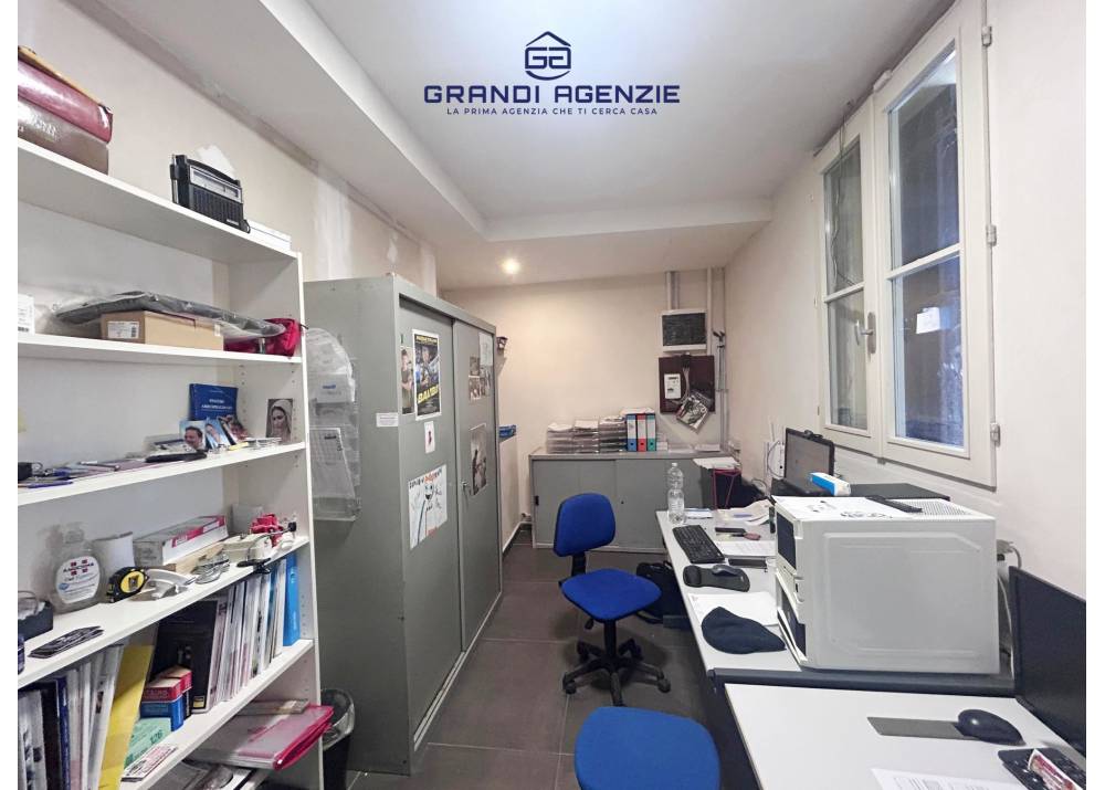 Vendita Locale Commerciale a Sant`Ilario D`enza monolocale  di 220 mq